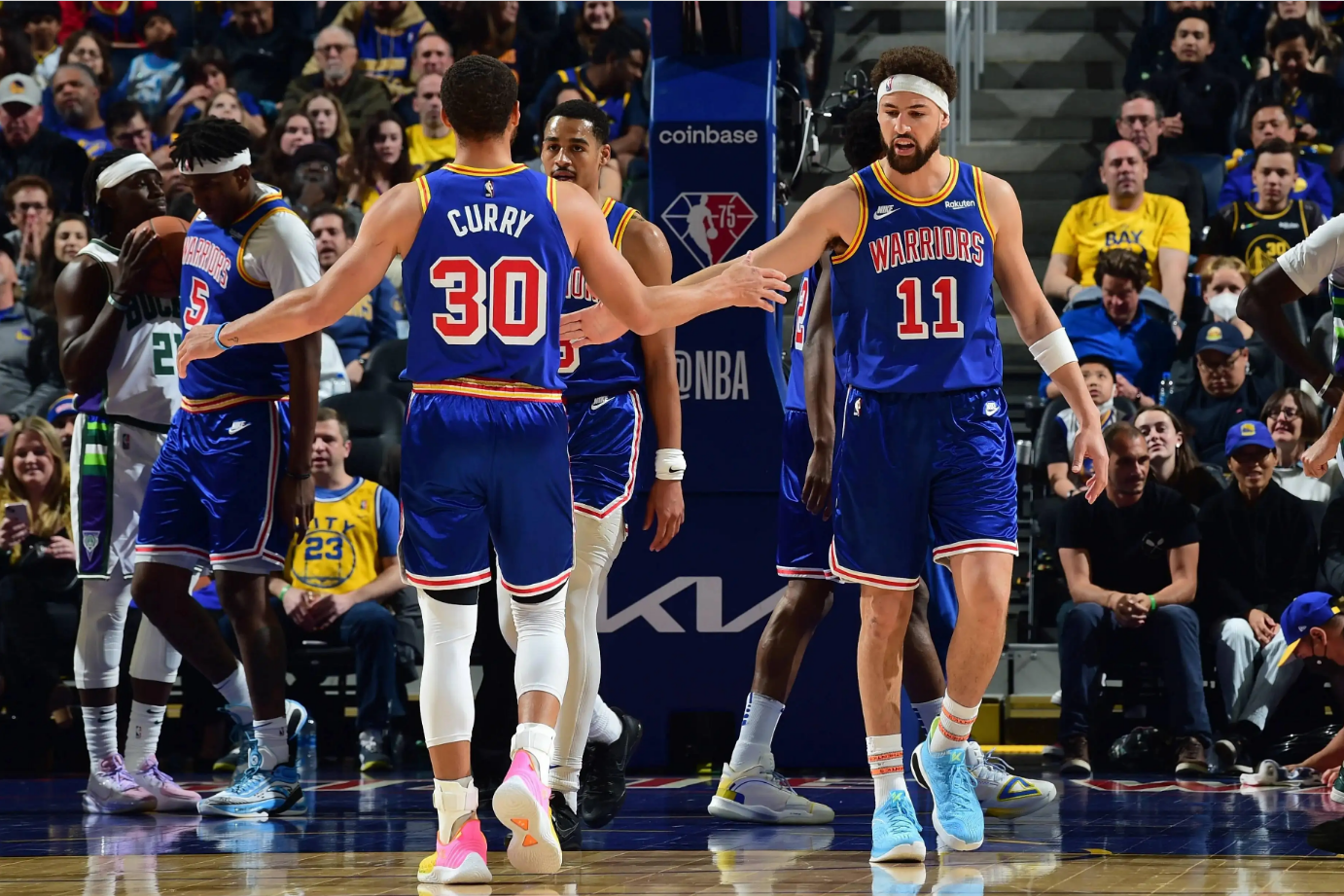 杨瀚森NBA生涯首次首发，被打到面部痛苦倒地，裁判未及时吹停比赛引争议