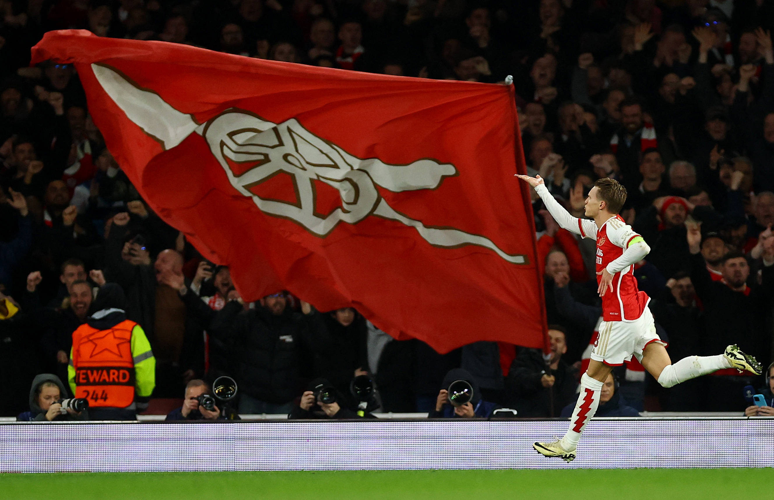 篮球湖人替补球员获得更多出场时间