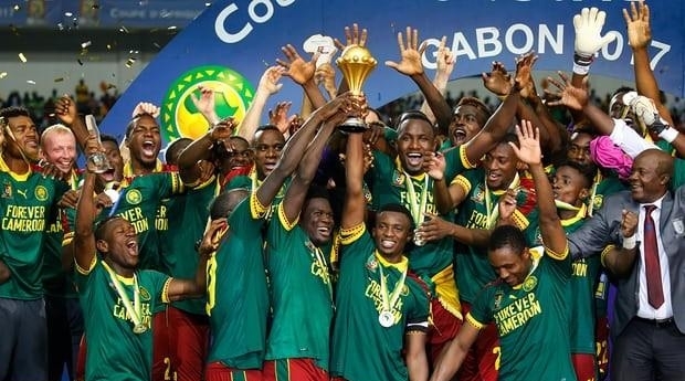 球迷：这球踢得跟动画一样