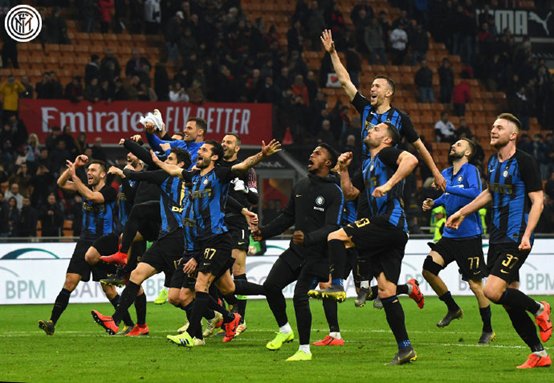 佩莱格里尼：塞维利亚落后时球迷往球场投掷杂物，这样不对